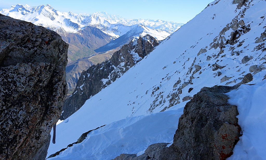 Brèche de la Meije : vue vers le N (on voit les traces de descente sur les Enfetchores)