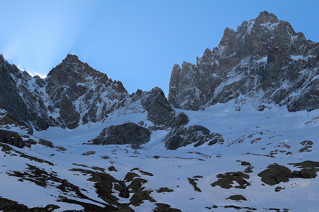 #5 Casse Déserte : en zoomant, on peut voir un groupe dans une rampe ascendante (de G à D) entre 2 rognons Casse Déserte : en zoomant, on peut voir un groupe dans une rampe ascendante (de G à D) entre 2 rognons