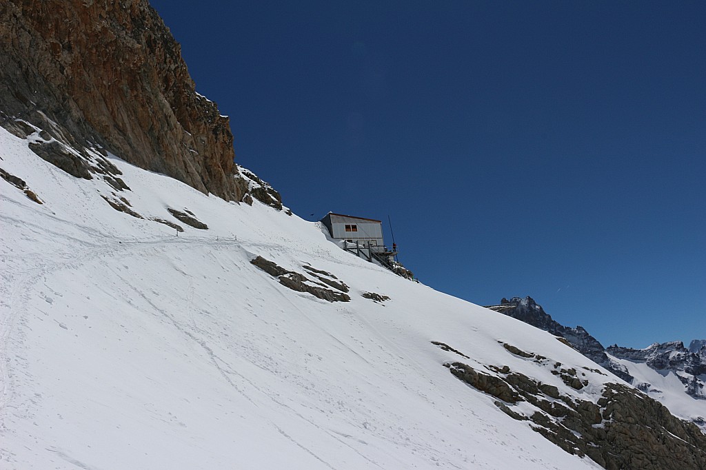 refuge à portée de skis : ....c'est pas trop tôt !