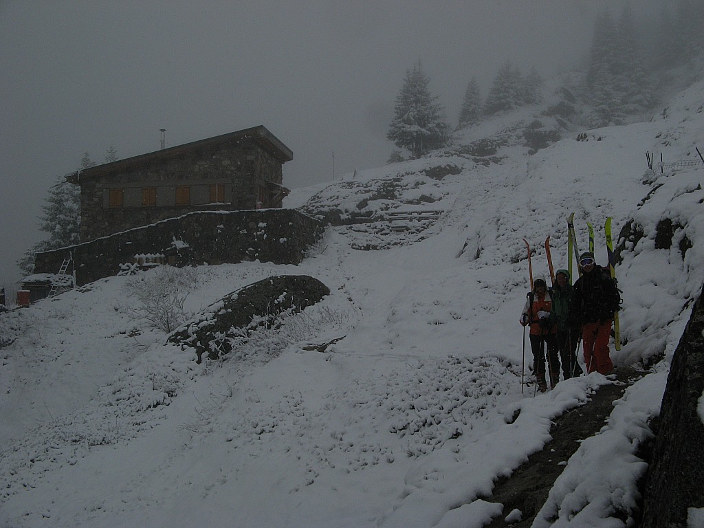 Le refuge sous la neige! : Nos trois participants Marie Paule, Nathalie et Pierre Olivier à droite et le refuge de l'Alpe du Pin.