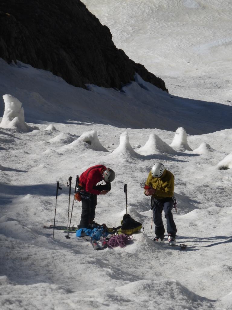 #1 glacier de la grande sagne : on va mettre les carmpons glacier de la grande sagne : on va mettre les carmpons
