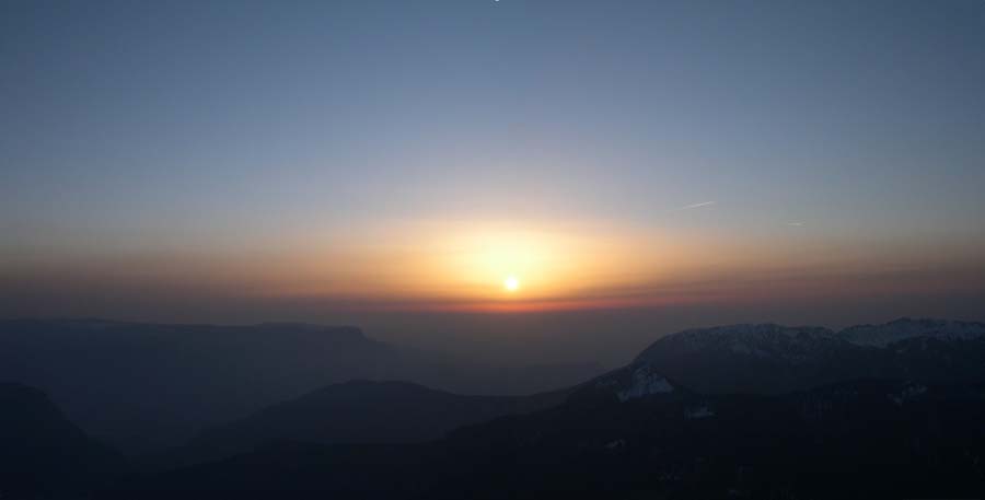 Panorama : Plan large sur le coucher du soleil...