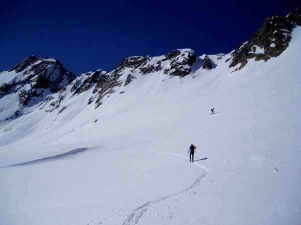 #4 En versant est : Les 2 couloirs jumeaux d En versant est : Les 2 couloirs jumeaux d'accés au collu du Rocher Gris; nous sommes montés par celui de gauche (à l'ombre) mais le collu est au sommet de celui de droite