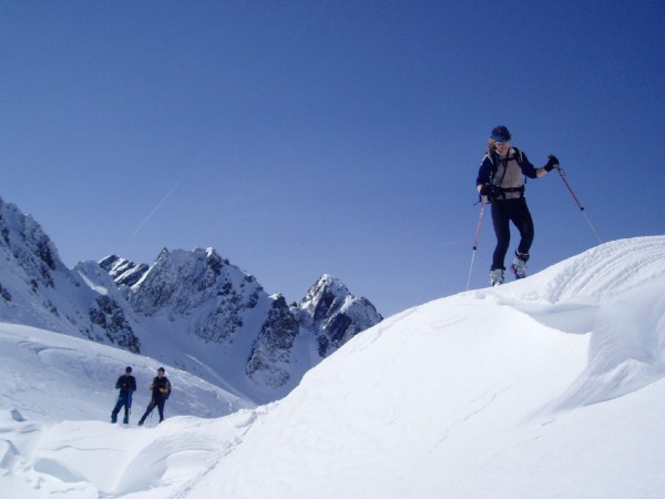 #2 Belle corniche dans le vallon : Catwoman entre ciel et neige; au collu, Nico et renaud; derrière eux, le rocher d Belle corniche dans le vallon : Catwoman entre ciel et neige; au collu, Nico et renaud; derrière eux, le rocher d'Arguille