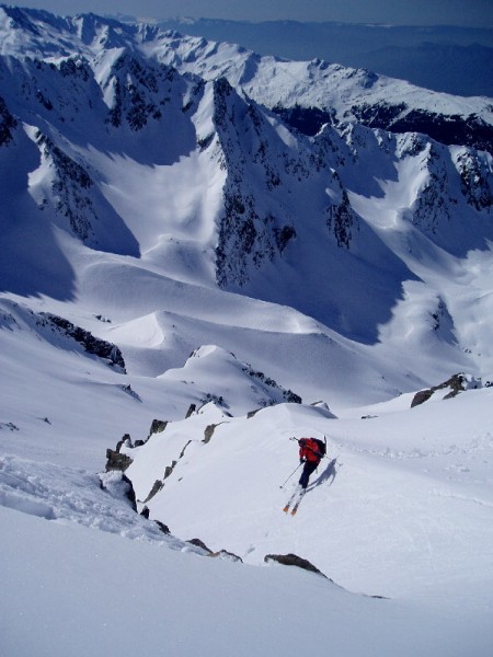 #8 Plongeon à gauche : Nico rejoint le couloir de descente vers le lac Blanc Plongeon à gauche : Nico rejoint le couloir de descente vers le lac Blanc