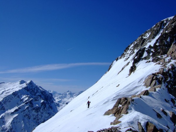#2 Rocher d Rocher d'Arguille : Etienne à l'approche du couloir Est vers 2750m