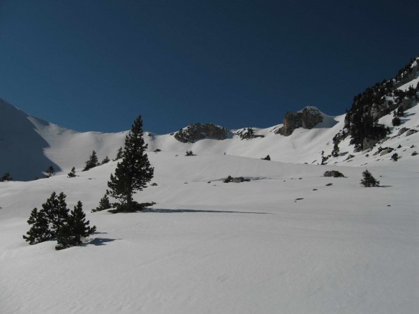 #2 Vallon de Marcieu : je vais passer à gauche à la limite de l Vallon de Marcieu : je vais passer à gauche à la limite de l'ombre et du soleil car c'est déjà tracé, bonne idée c'est en poudre.