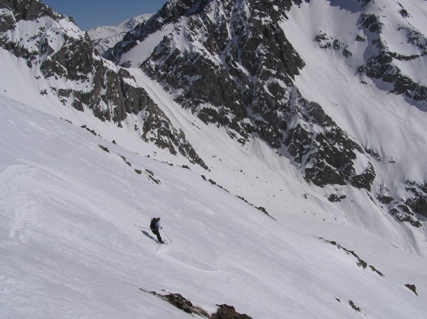 #3 Col de la Muzelle : Anne-Cé débute la descente devant le col de la Muzelle Col de la Muzelle : Anne-Cé débute la descente devant le col de la Muzelle