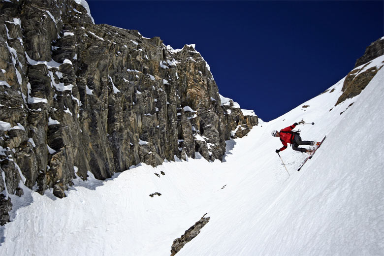 #8 Pïerre : Dans les contres pentes raides empruntées pour éviter le
fond goulotté du couloir. Pïerre : Dans les contres pentes raides empruntées pour éviter le
fond goulotté du couloir.