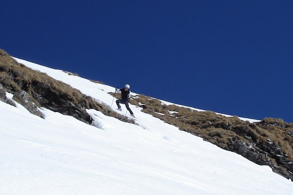 #13 Resserrement du haut : Franck dans le resserrement du haut qui donne accès à la pente sommitale (partie la plus raide de l Resserrement du haut : Franck dans le resserrement du haut qui donne accès à la pente sommitale (partie la plus raide de l'itinéraire 48°/25m.)