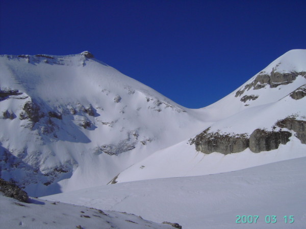 Col du Rougnou : Vue sur le col du Rougnou à partir du sommet du vallon du Mas sur la gauche de la photo l'envers de la tête de l' Aupet
