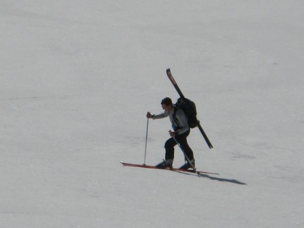 #5 Bizarre ?!?!? : Tiens ! Que fait Guru Intégriste avec 2 skis aux pied et un sur le sac ??? Ayatollah Intégriste aurait-il fait des siennes ;o)) Bizarre ?!?!? : Tiens ! Que fait Guru Intégriste avec 2 skis aux pied et un sur le sac ??? Ayatollah Intégriste aurait-il fait des siennes ;o))