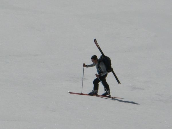 Bizarre ?!?!? : Tiens ! Que fait Guru Intégriste avec 2 skis aux pied et un sur le sac ??? Ayatollah Intégriste aurait-il fait des siennes ;o))