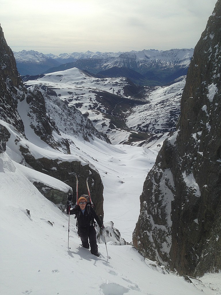 Col de la Combe : Remontée skis sur le dos du Col de la Combe: ça passe sans crampons