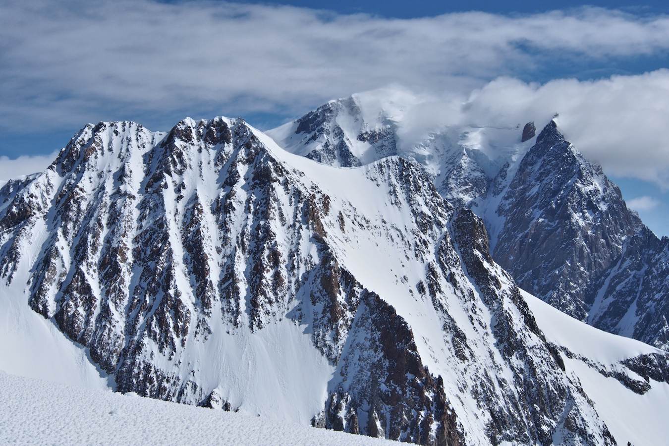 La vue au sommet : Les premiers nuages font leur apparition.