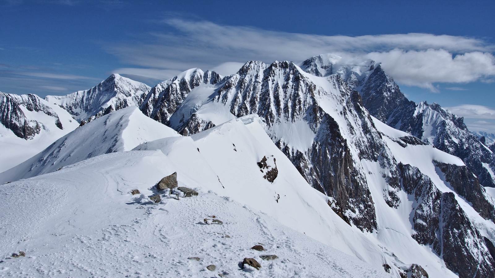 Du sommet : L'arête en direction du col de la Scie.