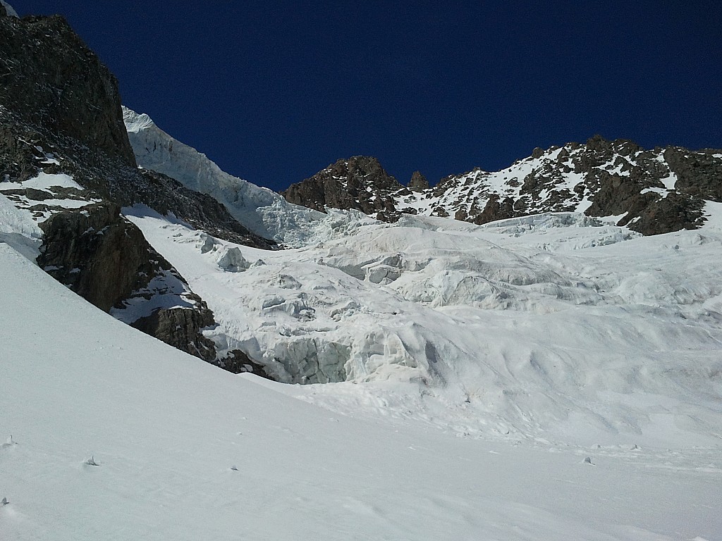 rive D glacier des Violettes : à l'aplomb du Couloir Chaud, l'itinéraire à ski parait fort délicat