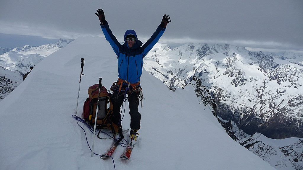 Summit : Tifix tend les bras pour essayer d'atteindre les 4000m