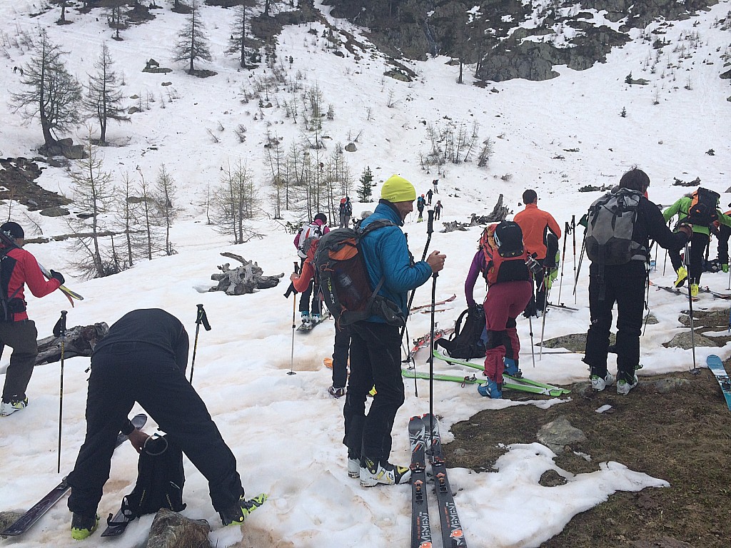 #37 On chausse après un bref : On chausse après un bref portage On chausse après un bref : On chausse après un bref portage