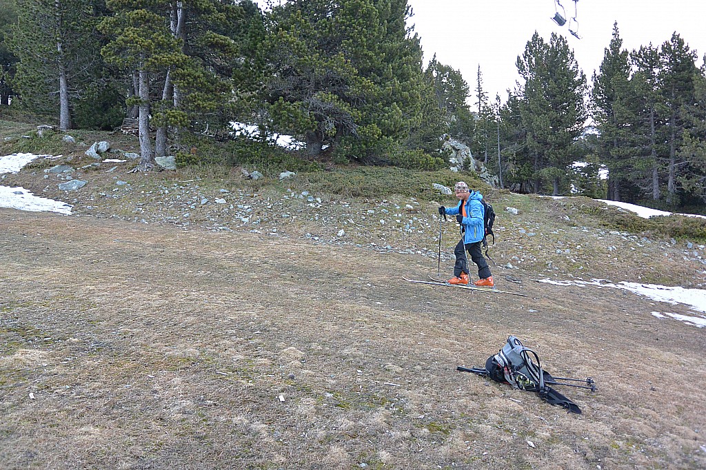 Fin de saison à Roche Bé : Un peu de dry skiing, les coupures sont pas encore trop longues on peut éviter de déchausser