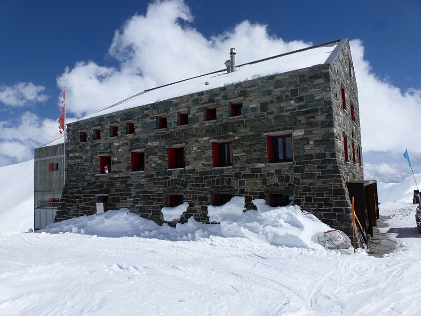 #7 Britanniahütte : très proche de l Britanniahütte : très proche de l'arrivée du télécabine de Saas Fe : grosse affluence
