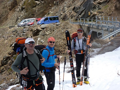 #1 Täsch : pont altitude 1910 m : skieurs motivés Täsch : pont altitude 1910 m : skieurs motivés