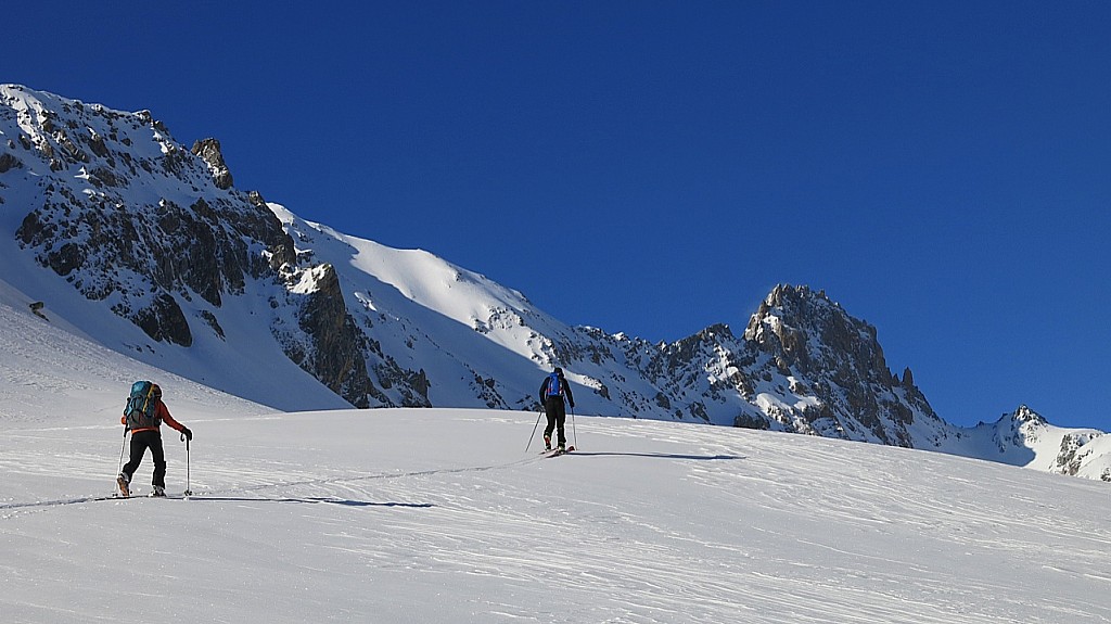 La combe de la Neuva : Avec son aiguille du même nom.