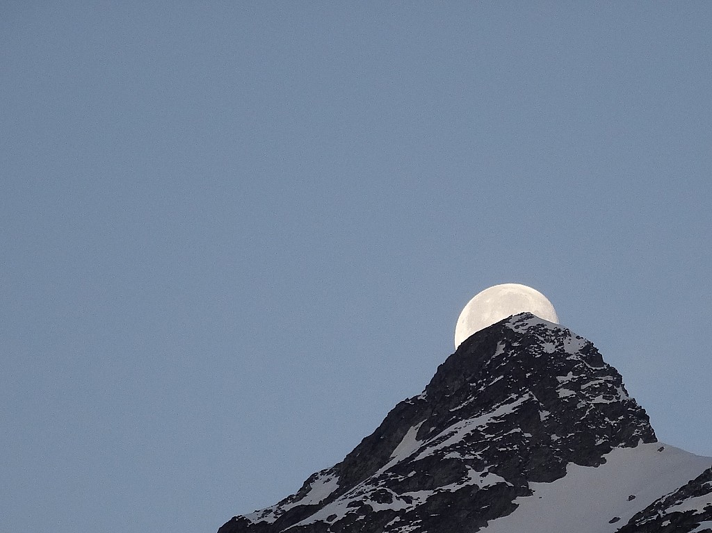 #7 clin d clin d'oeil : à HDlameije, qui l'an dernier prenait la lune en photo dans ce même vallon... photo mieux réussie que celle-ci au demeurant !