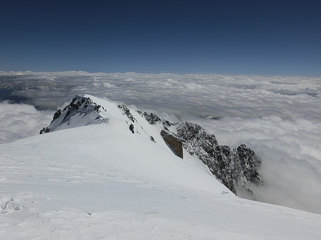 #18 Sommet du Mt Blanc : Vue vers le Mt Blanc de Courmayeur Sommet du Mt Blanc : Vue vers le Mt Blanc de Courmayeur