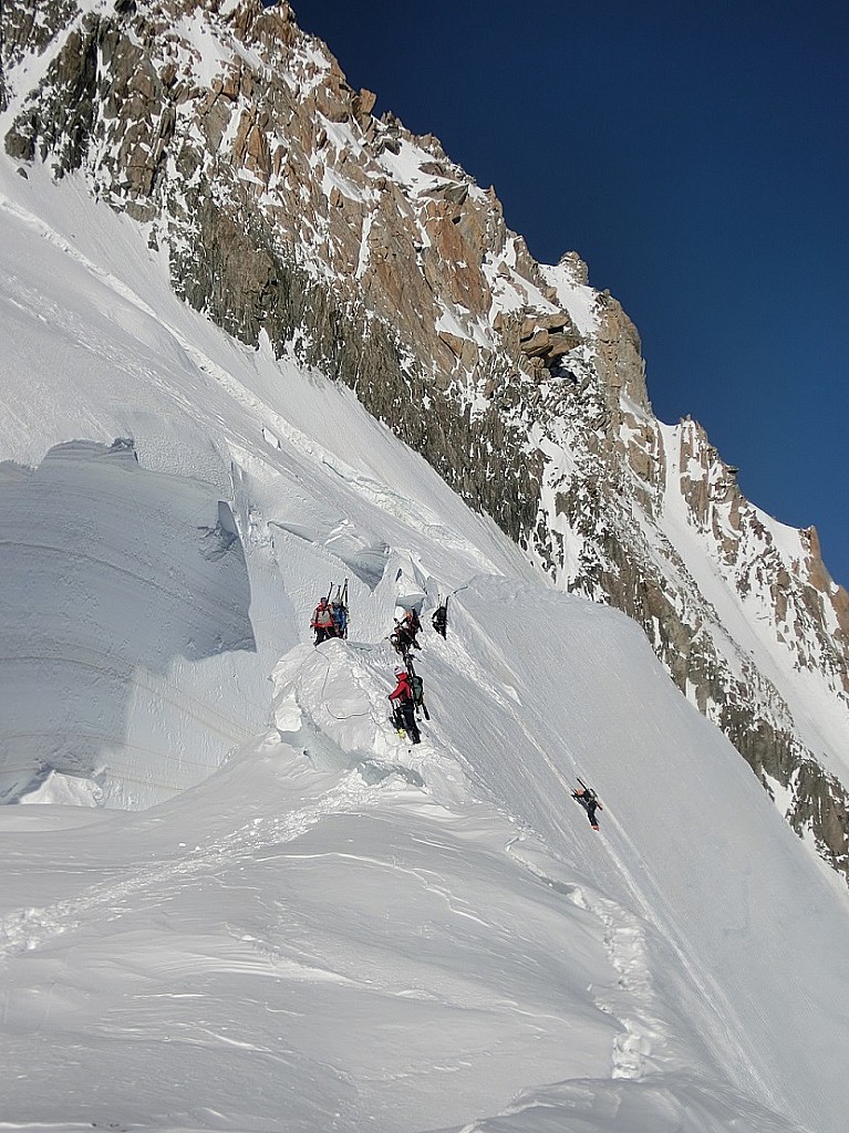 Face nord Mt Maudit : Vue générale de la gde crevasse et du ressaut pour y accéder.