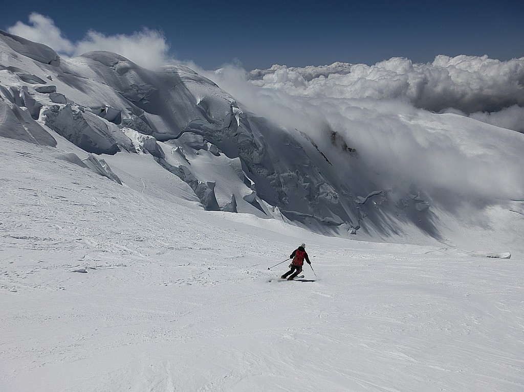 Descente face nord du Mt Blanc : Les nuages coulent sur Vallot mais nous laisserons tranquille.