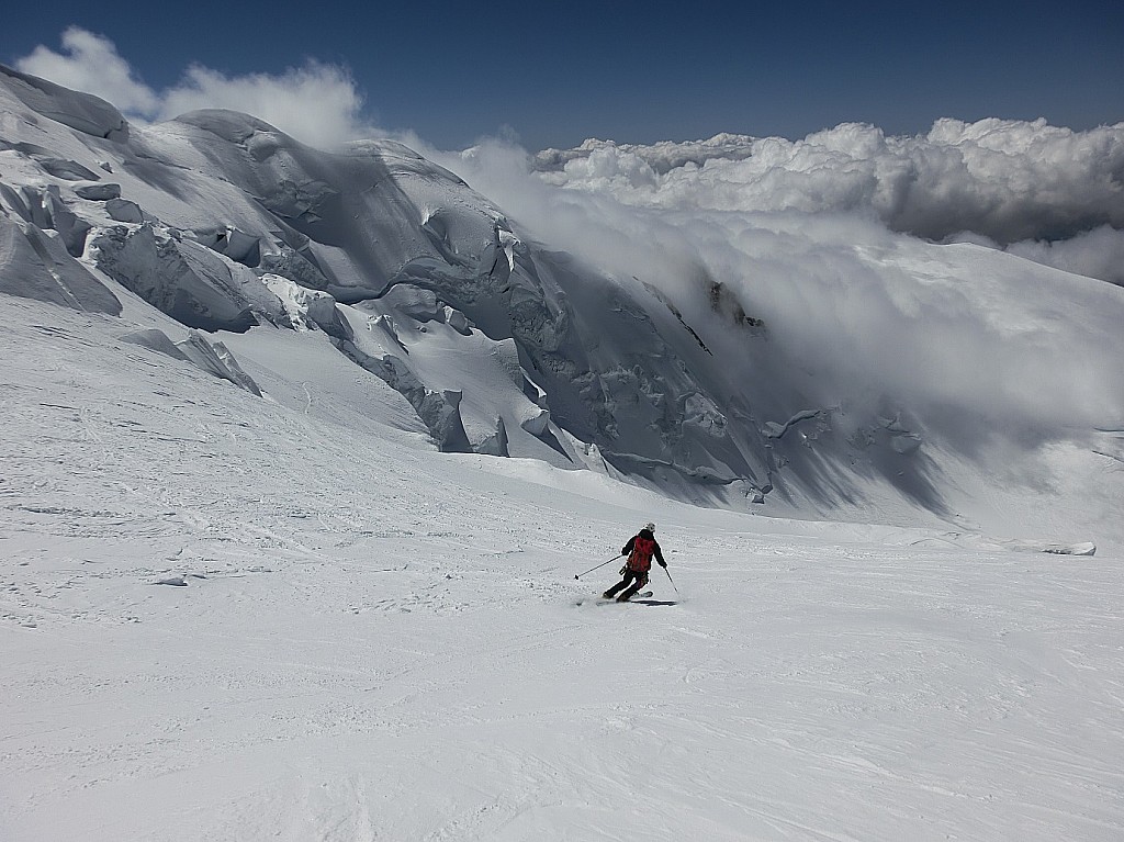 #19 Descente face nord du Mt Blanc : Les nuages coulent sur Vallot mais nous laisserons tranquille. Descente face nord du Mt Blanc : Les nuages coulent sur Vallot mais nous laisserons tranquille.