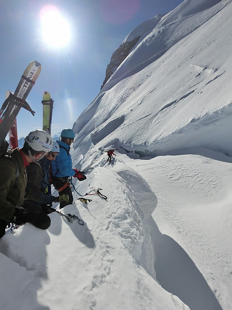 Face nord Mt Maudit : Nous devons longer la grande crevasse pour rejoindre la face supérieure.