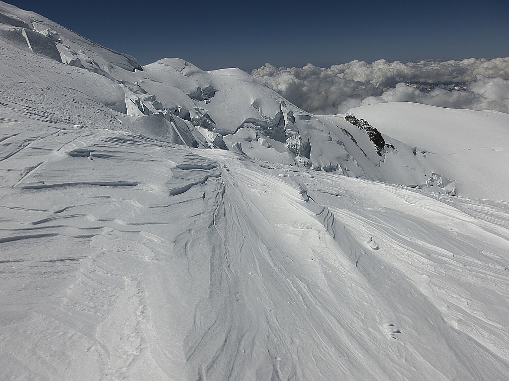 #17 Arête des Bosses : Neige travaillée par le vent Arête des Bosses : Neige travaillée par le vent