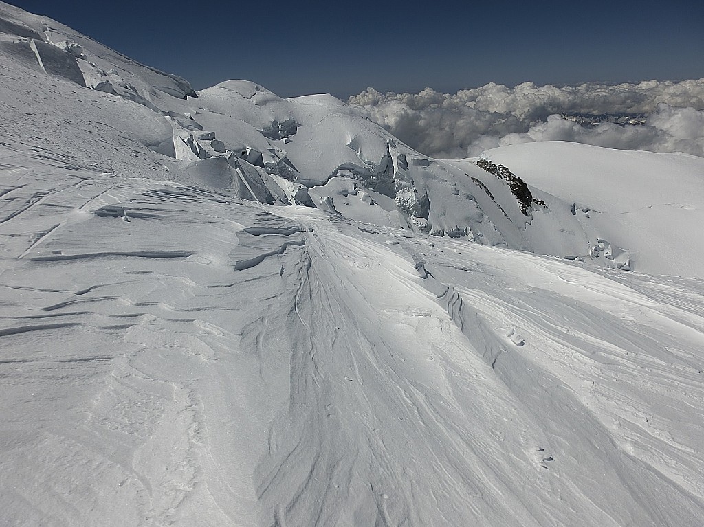 Arête des Bosses : Neige travaillée par le vent