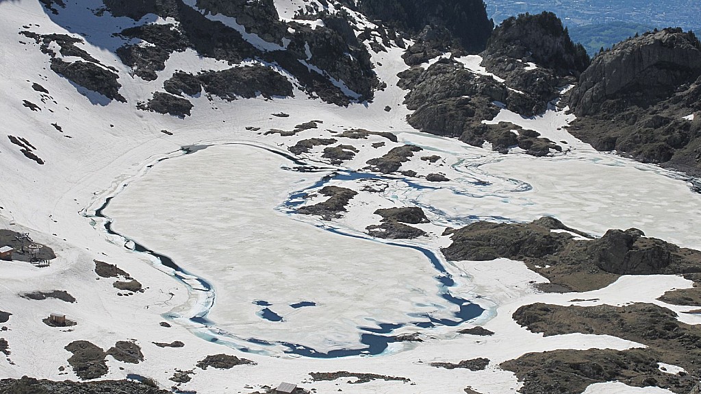 #11 Roberts : A mon goût c Roberts : A mon goût c'est maintenant que les lacs sont les plus beaux :) Nuances de couleur, jeux de relief, et surtout peu d emonde