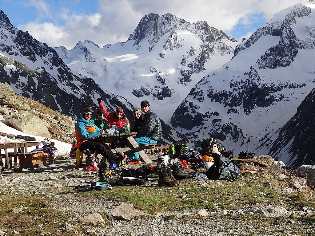 #1 Temple Ecrins : Repas à l Temple Ecrins : Repas à l'intérieur pour nos 60 acolytes -> notre moment d'intimité.