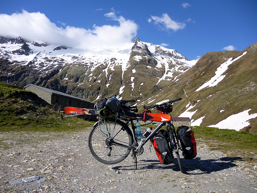 #4 Enfin arrivé : Déception, pas de bois pour les grillades au terminus, je redescends un peu plus bas, ça sera moins glauque et humide. Enfin arrivé : Déception, pas de bois pour les grillades au terminus, je redescends un peu plus bas, ça sera moins glauque et humide.