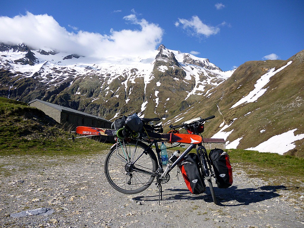 Enfin arrivé : Déception, pas de bois pour les grillades au terminus, je redescends un peu plus bas, ça sera moins glauque et humide.