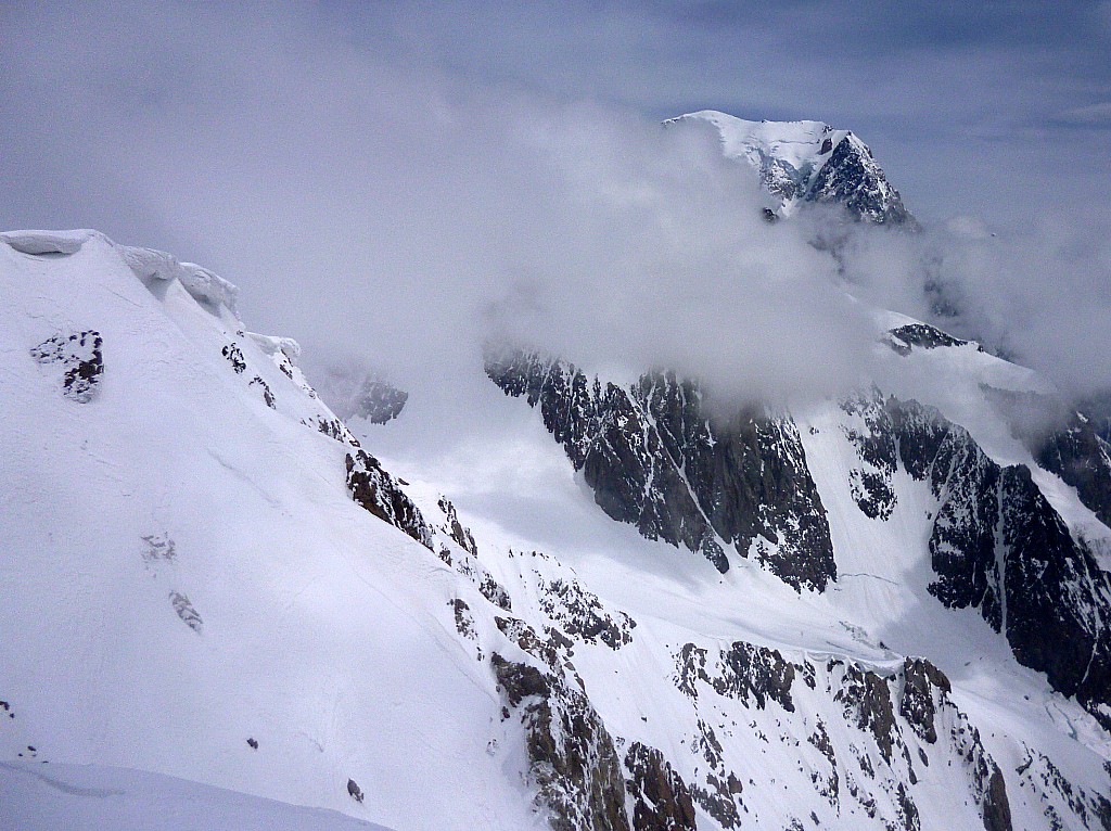 Le truc blanc : Et dire qu'une semaine avant, j'étais là haut, avec la même puissance de vent et 20°C de moins.