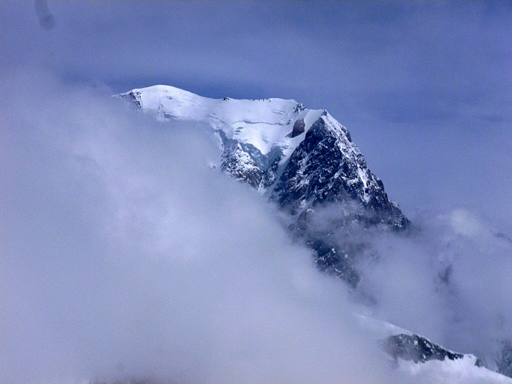 éclaircie : au sommet, le nuage de décompression se déchire un instant. Ouf! je ne suis pas monter là-haut pour rien.