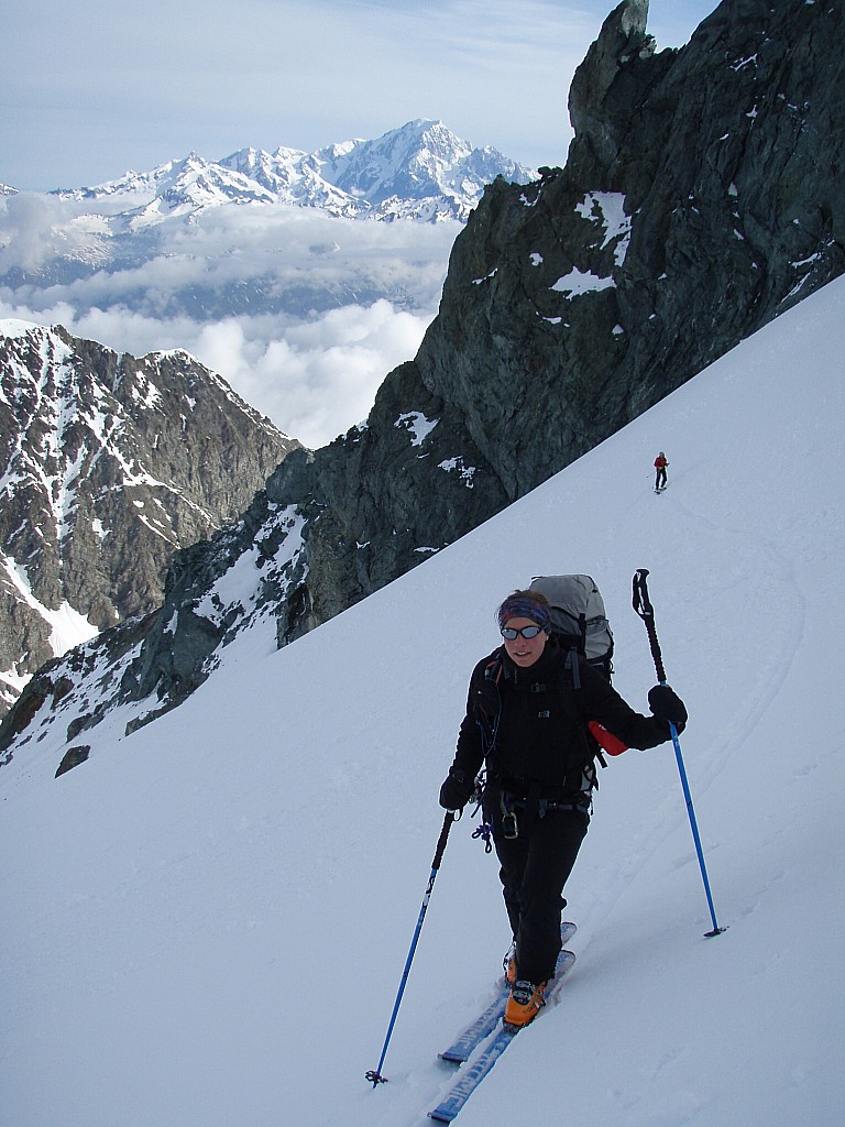 #8 Col des Roches : Séverine et Clément au dessus du Col des Roches avec le Mt Blanc dans le rétro Col des Roches : Séverine et Clément au dessus du Col des Roches avec le Mt Blanc dans le rétro