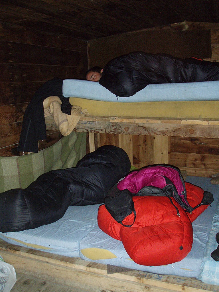 #4 Dodo : Pendant que les skieurs se préparent, ça ronfle parmi les raquettistes :) Dodo : Pendant que les skieurs se préparent, ça ronfle parmi les raquettistes :)