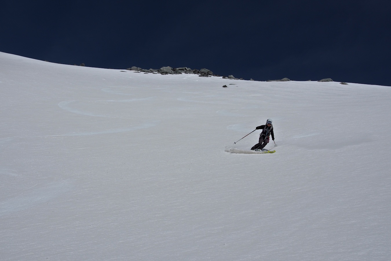 Première descente : Excellent ski sur de belles pentes (40° maxi).