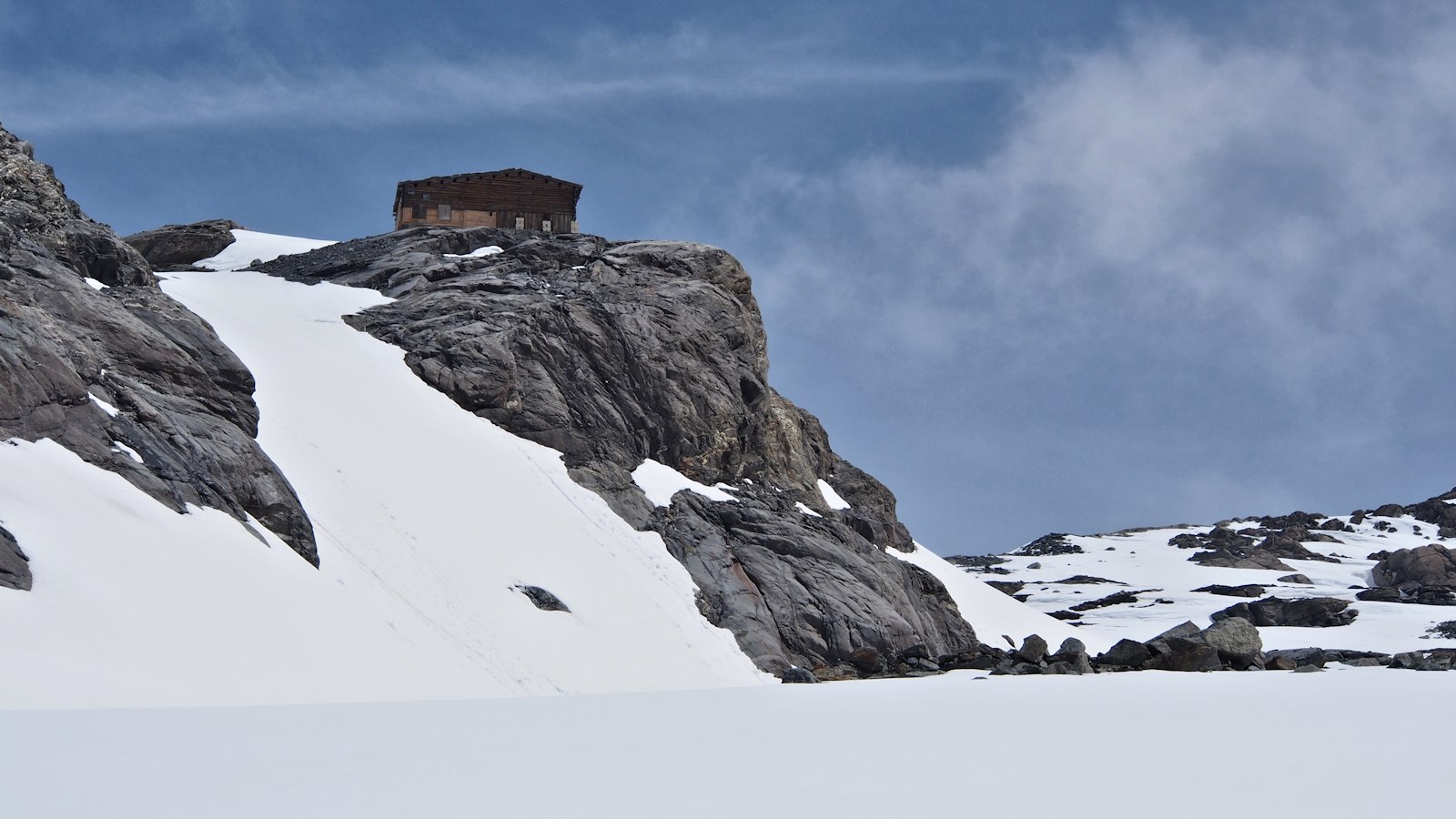 Abri : Les vestiges d'un ancien équipement du glacier pour le ski d'été.