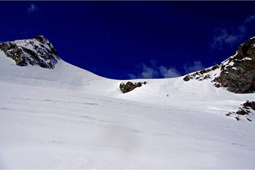 Dernier ressaut : Pierre aborde la remontée du dernier ressaut avant le Col de Gébroulaz. Neige fraiche fuyante (10 cm) sur fond dur... Il faut déchausser, et remonter skis sur le sac.