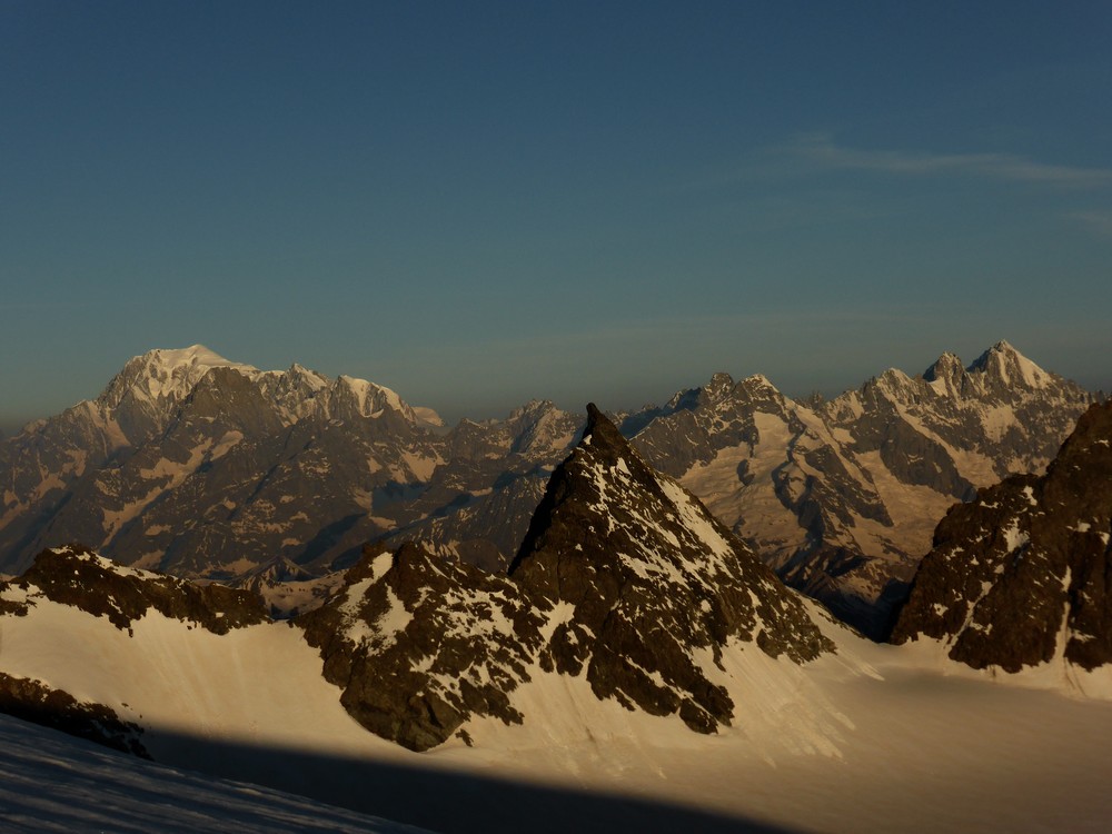 Lever de Soleil : Sur  le col de l'épée et le Mont Blanc