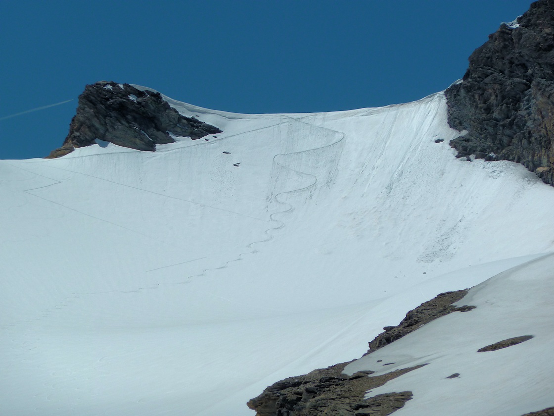 Descente du Glacier des Roches : larges virages au début car la neige était chaude !