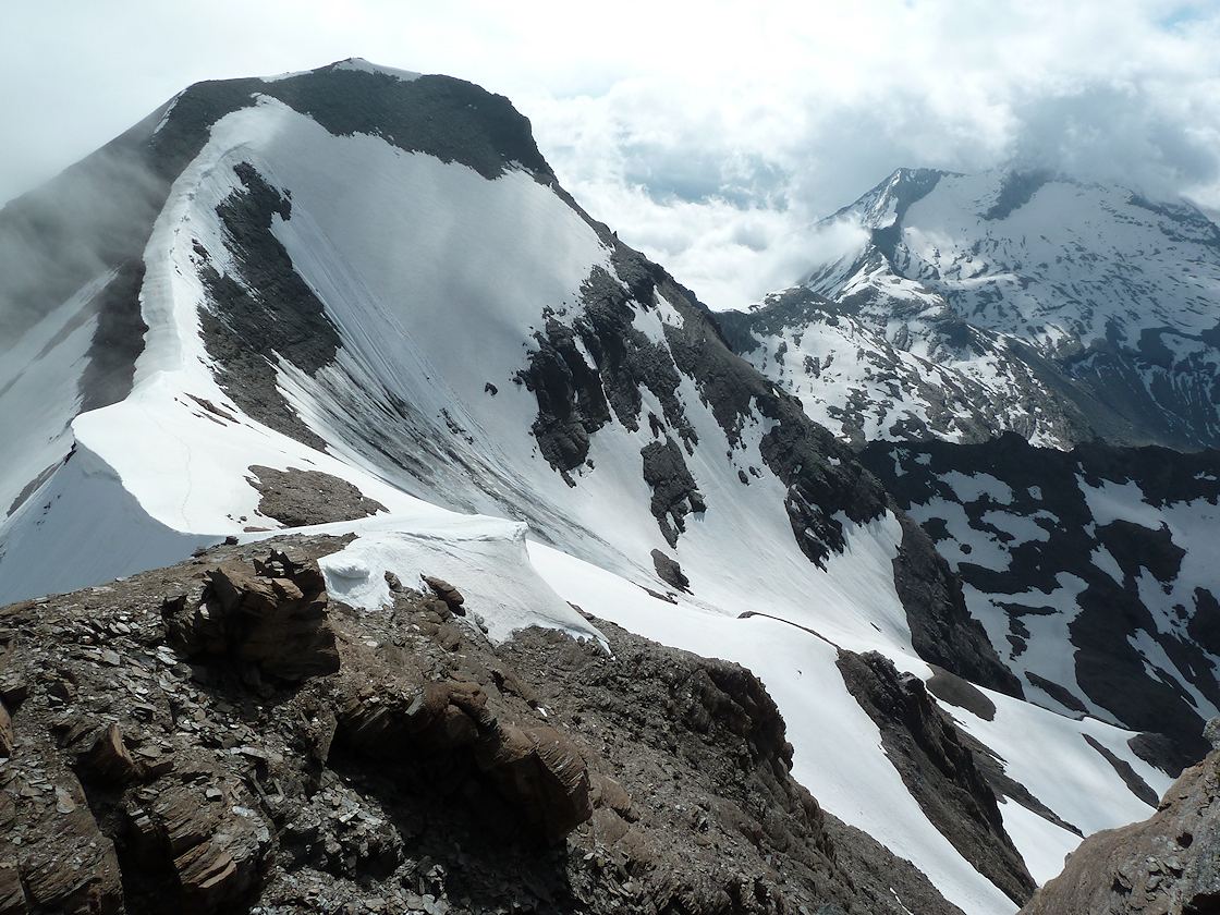 #4 Petite Aiguille Rousse : Depuis le sommet, vue sur sa grande sœur et la belle arête encornichée que je viens de parcourir Petite Aiguille Rousse : Depuis le sommet, vue sur sa grande sœur et la belle arête encornichée que je viens de parcourir