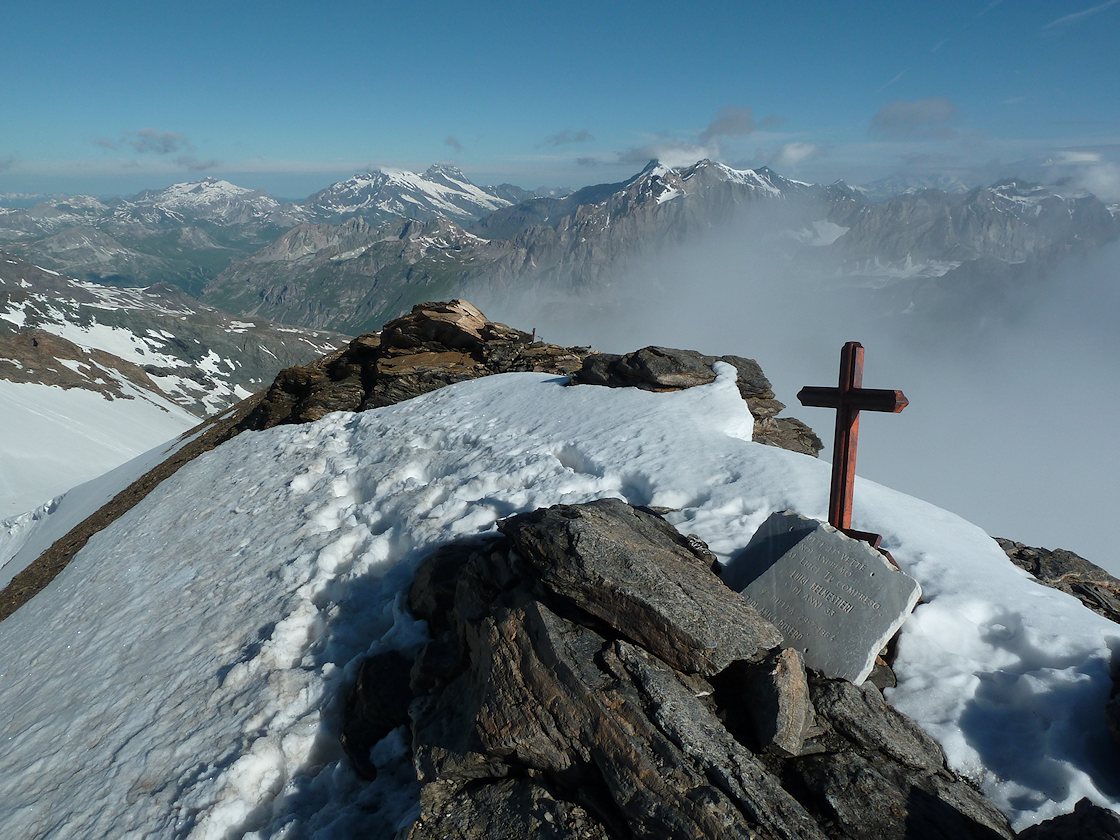 Grande Aiguille Rousse : Sommet, vue vers le N. En fond Bazel, Tsanteleina, Pourri, Sache, Bellecôte.